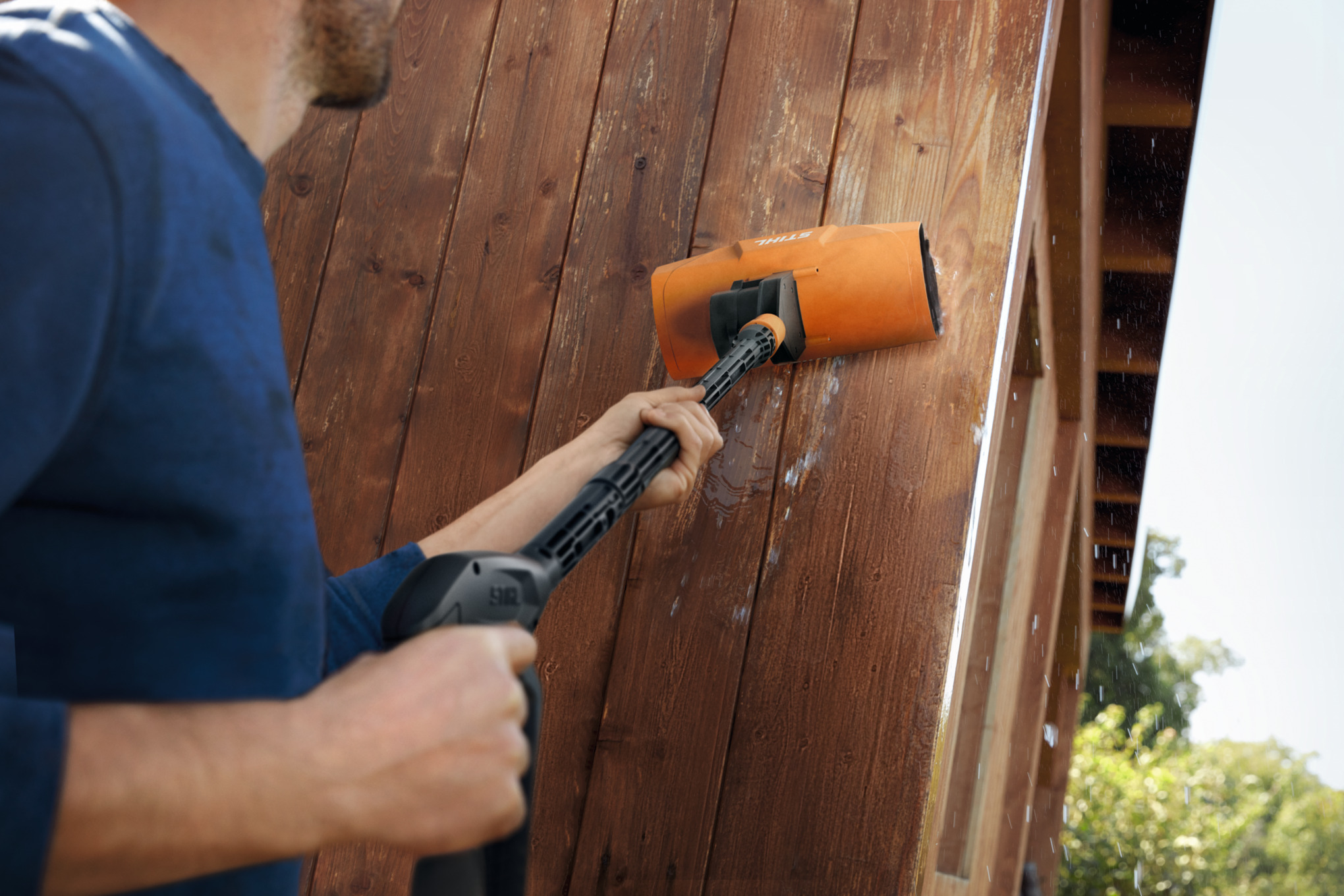 Rotating roller brush