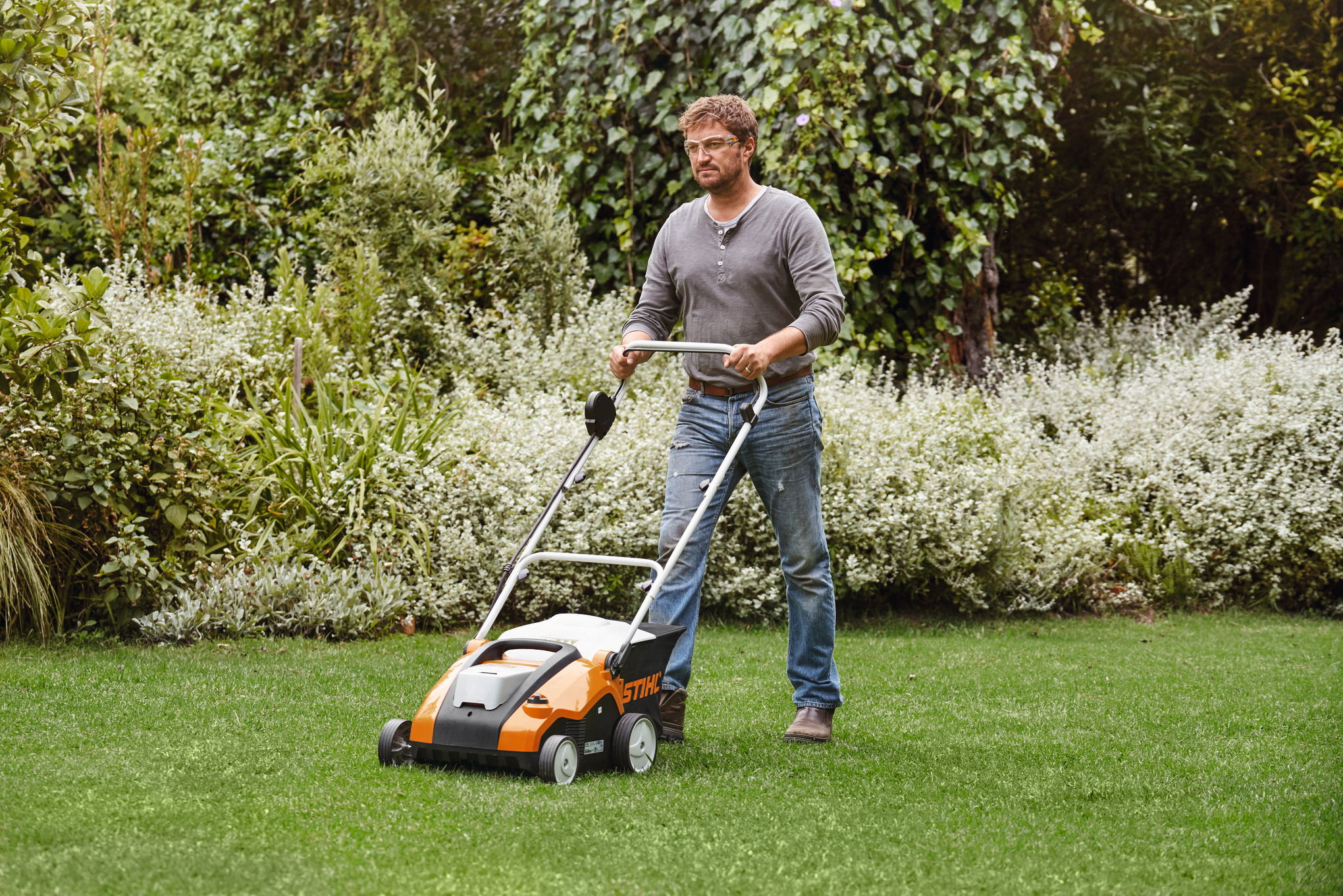 RLA 240 Cordless Lawn Scarifier