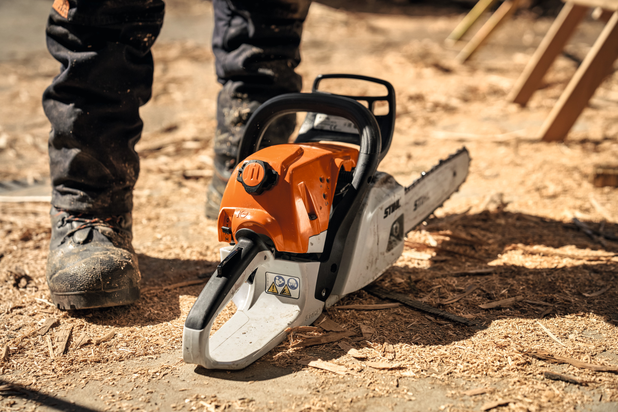 Chainsaw on the floor with Smart Connector