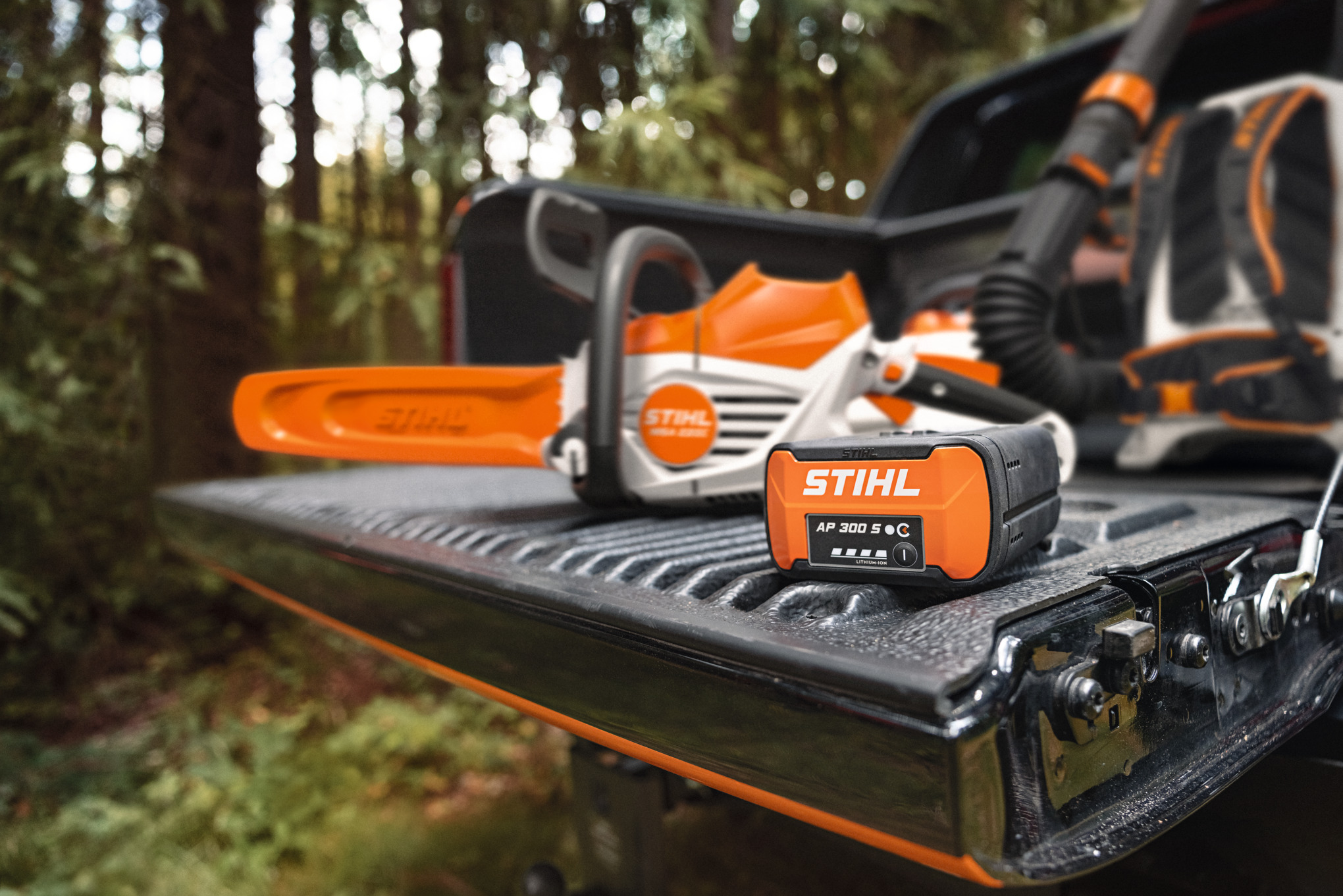 STIHL AP 500 S battery and MSA 300 chainsaw