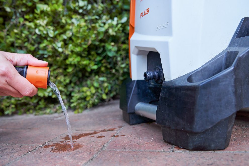 Cleaning the water inlet filter of a STIHL RE 130 PLUS high-pressure cleaner