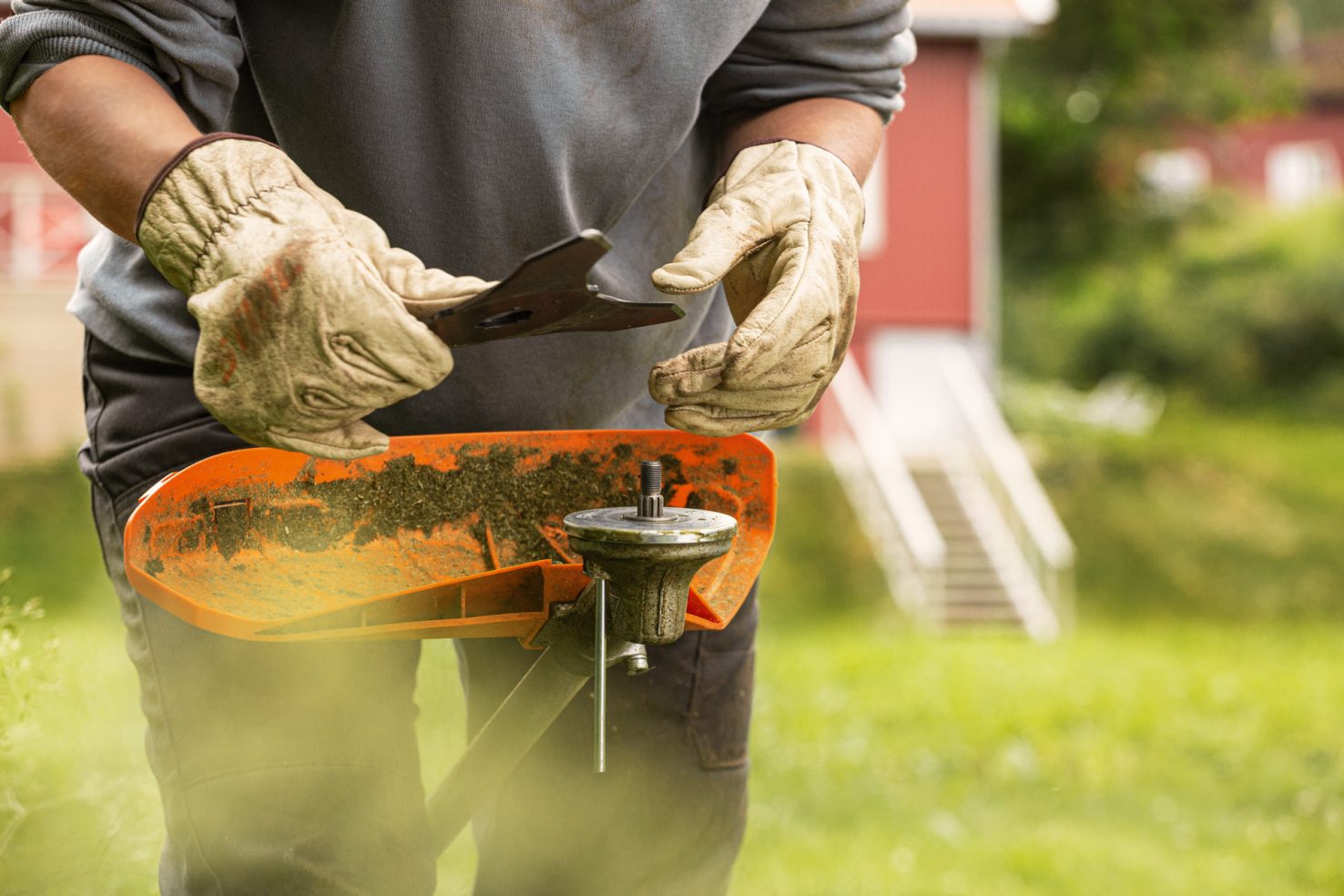 Fitting a new metal cutting tool on a STIHL brushcutter