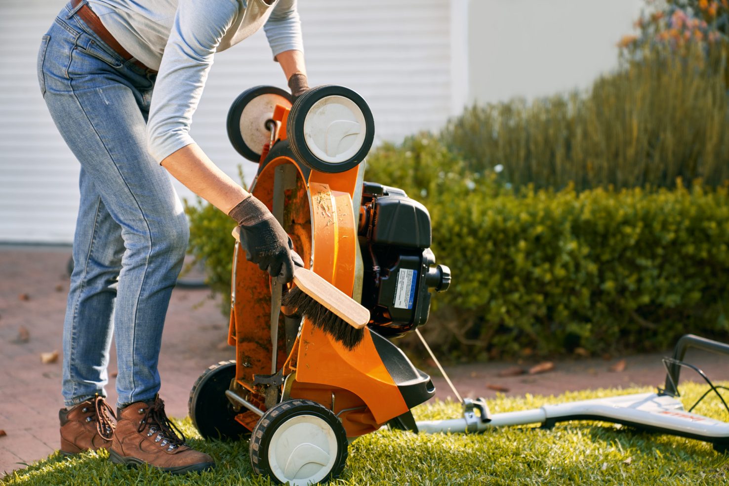 Cleaning the underside of a STIHL RM 448 T-C mower
