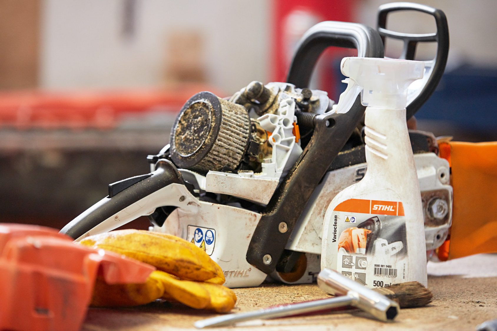 Cleaning a STIHL MS 462 C-M petrol chainsaw on a workbench