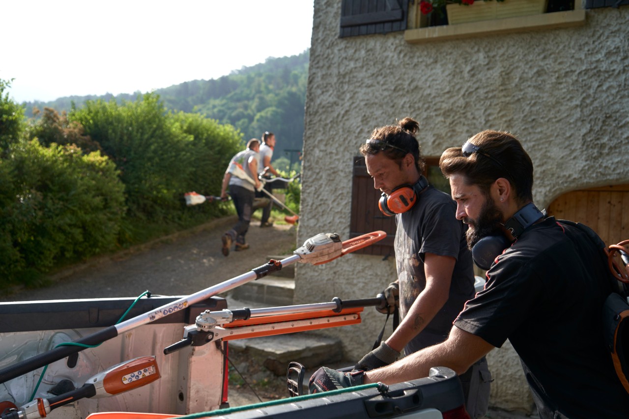 Julien Loquarelli, a landscape gardener, unloads the STIHL equipment from the vehicle together with his coworkers.