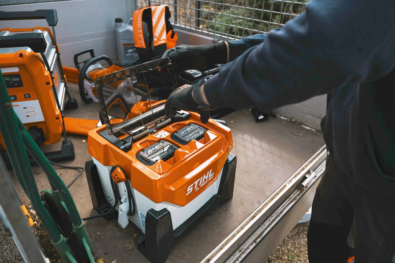 Charging the STIHL ALLPRO AP 300.0 P battery in the AL 301-4 multi-charger