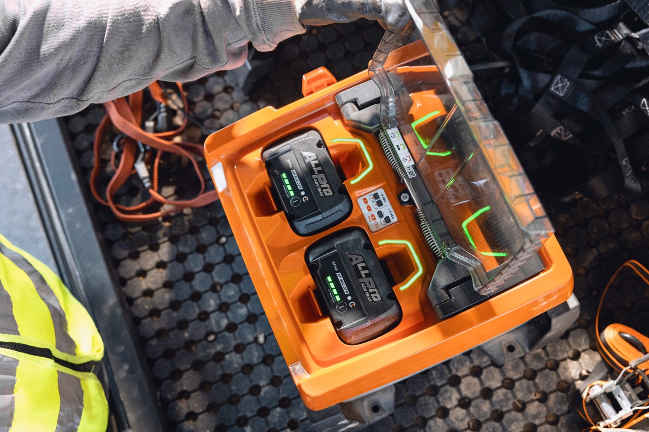 Fully charged STIHL ALLPRO 300.0 P (C) batteries in the AL 1802 MO portable charger