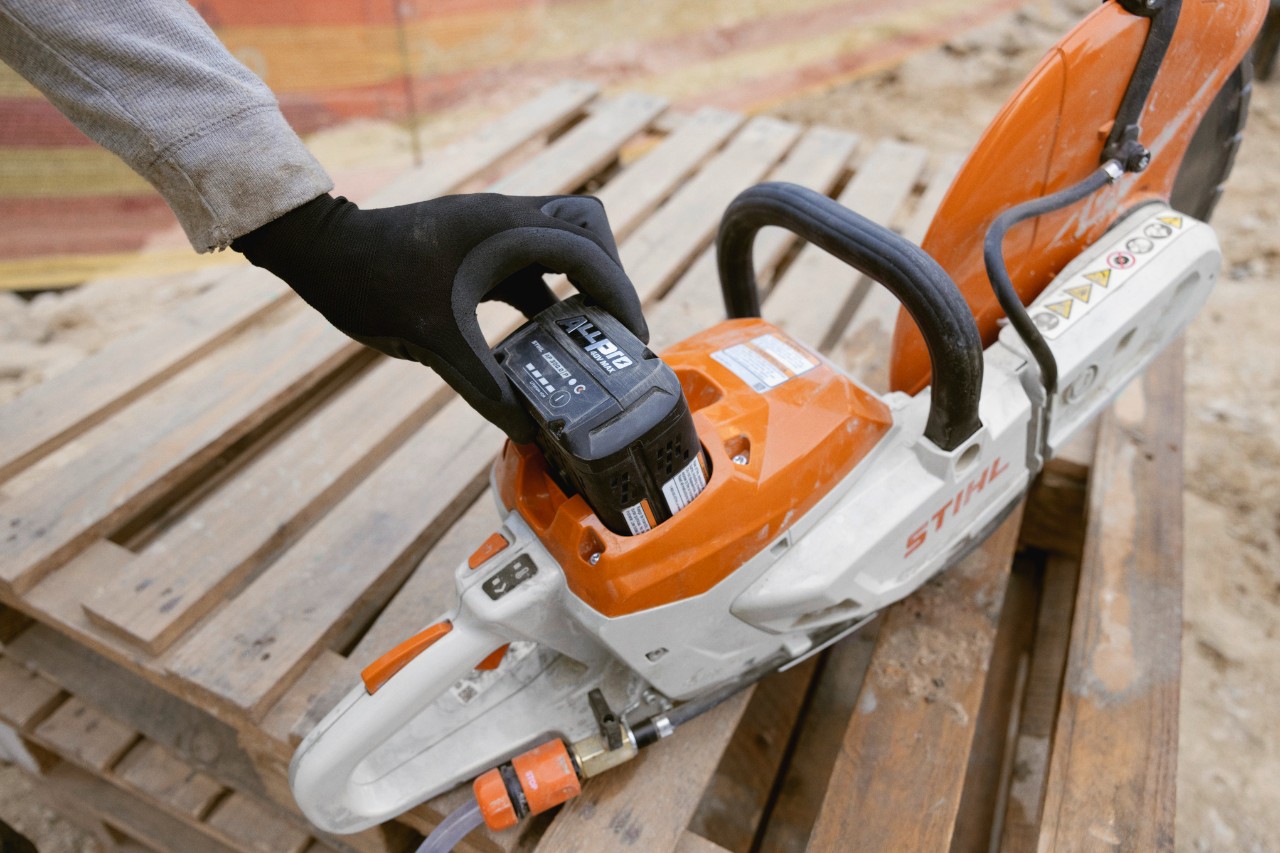 A STIHL ALLPRO 300.0 P battery is used in the TSA 350