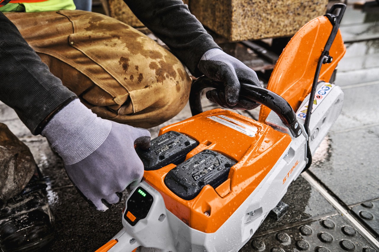 Close-up: Checking the ALLPRO battery in the TSA 500 cordless cut-off saw on site