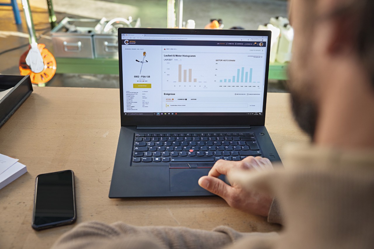 A person using the STIHL connected Portal on a laptop to view various power tool data. 